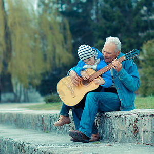 外祖父孙子在户外弹吉他外祖父教图片