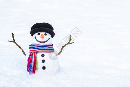 滑稽雪人白雪背景上戴着条纹围巾背景图片