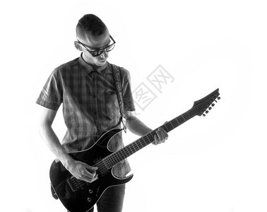 在白色背景下弹吉他的年轻人图片