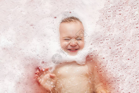 在浴缸里快乐的宝泡水游图片