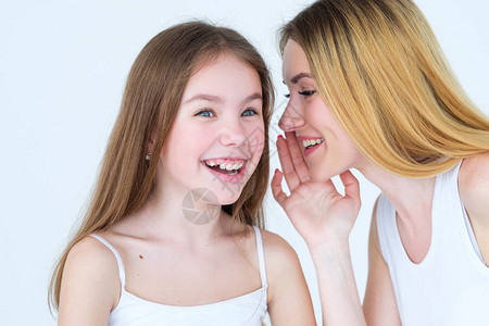 分享秘密家庭信任关系妈在女儿耳边窃私语了些图片