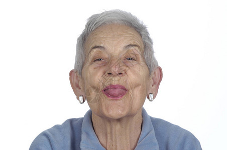 调皮吐舌的年长女士图片