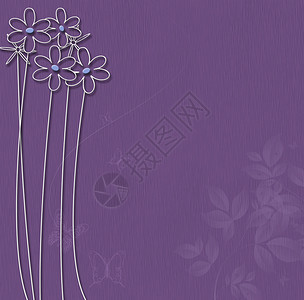 紫色背景与白花和蝴蝶。图片