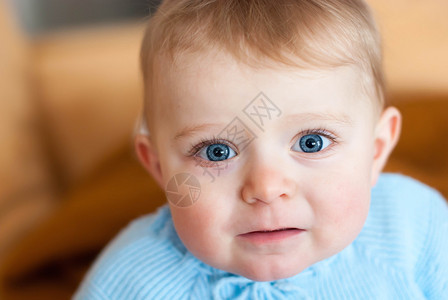 金发大蓝眼睛的小可爱小宝的肖像图片