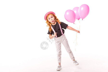 带着粉红色的白气球站立着严酷无背景图片