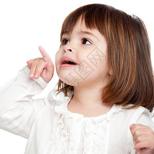 可爱小女孩用手指着的肖像孤立图片