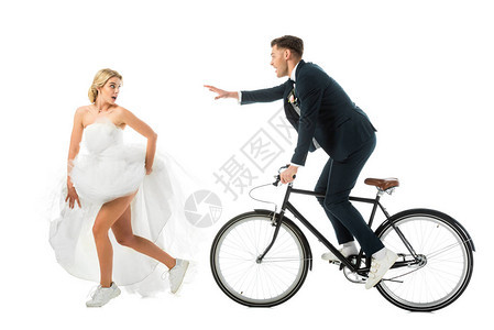穿着结婚礼服和运动鞋的漂亮新娘从新郎跑来图片