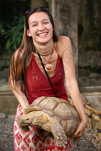 一个女孩和一只大乌龟的照片图片