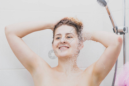 淋浴时用洗发水洗头发的图片