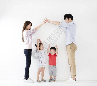 幸福的家庭在白墙前做家庭标志图片