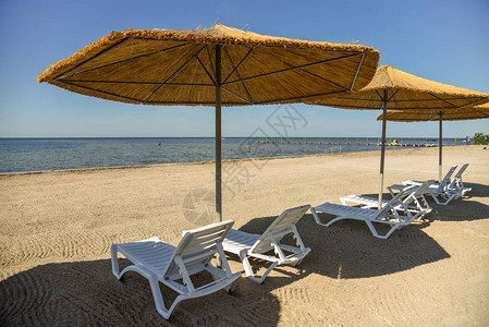 沙滩上的沙滩椅和遮阳伞图片