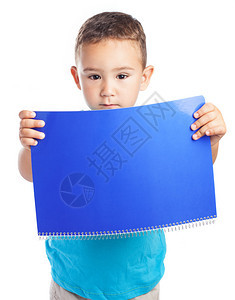 手里拿着蓝色笔记本的男孩图片