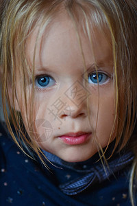 来自东欧的蓝色大眼睛悲伤浪漫小女孩的肖像图片
