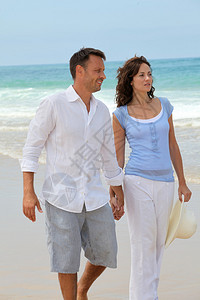 走在海滩散步的夫妇图片