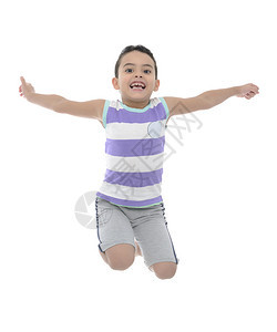 活跃的年轻男孩与欢乐一起跳跃孤图片