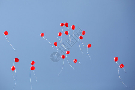 天空中有许多红气球图片