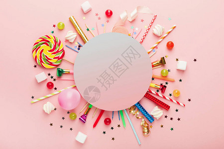 儿童生日派对背景粉红表面带糖果和棒糖的框架复制图片