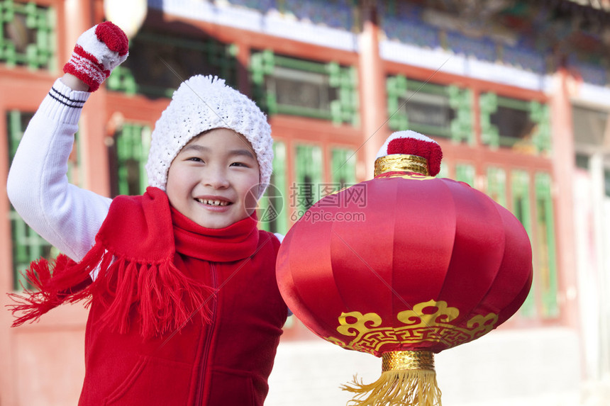 拿着红灯笼的小男孩图片