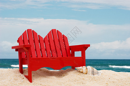 沙滩上的木制双人椅图片