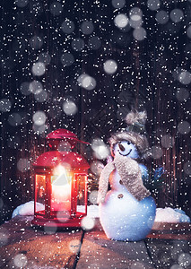 复古红色圣诞灯笼和降雪中的雪图片