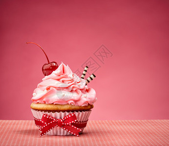 蛋糕加粉红色奶油冰淇淋图片