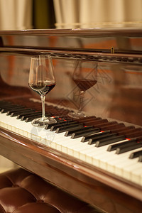钢琴上的酒杯图片