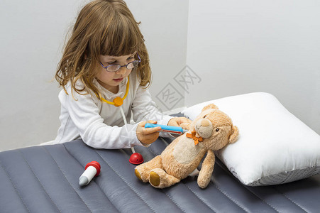 小女孩用玩具医生拯救濒危动物职业和护理念清图片