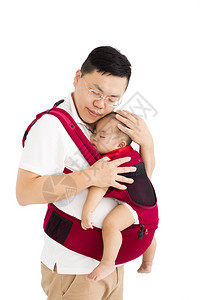 父亲在婴儿背袋里抱着婴儿图片