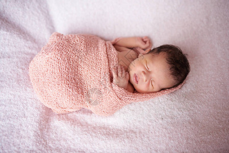 新生儿睡在顶视图上方的布包裹毯子里图片