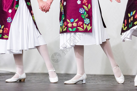 孩子们跳舞传统俄罗斯民间舞蹈在舞台图片