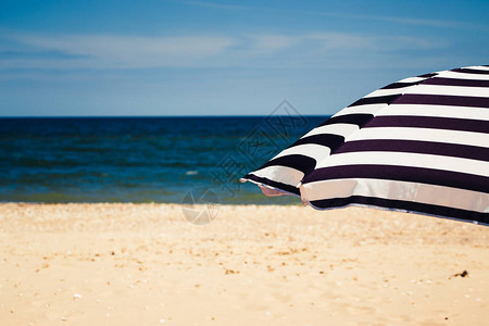 在海滩上配有条纹伞的夏日作曲图片