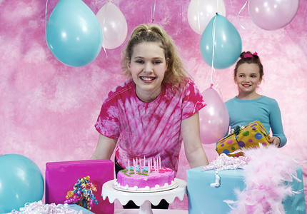 女孩生日晚会庆祝活动配有气球蛋糕图片