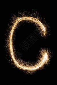 英文大字母C由黑色背景上的燃烧花制成闪亮的节日派对烟花字体背景图片