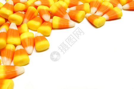白色背景上的万圣节糖果玉米角图片