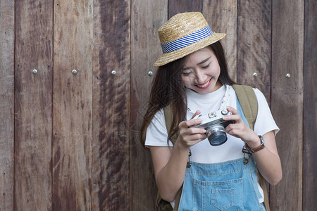 穿着蓝衬衫的年轻亚洲但有色女人时尚摄影师女孩年轻图片