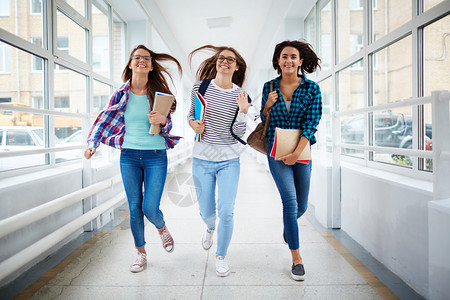 三个匆忙的女孩跑大学课图片