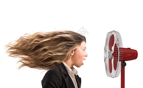 风扇吹动女人的头发图片