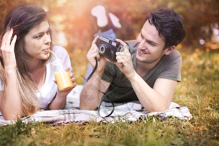 美丽的年轻情侣相爱在公园的古老相图片