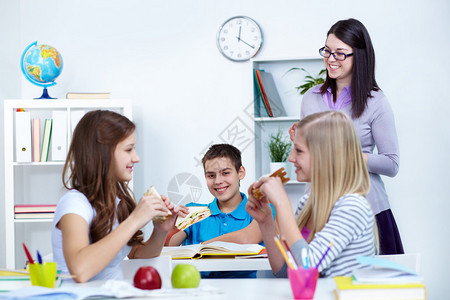 学生在大学课间休息时饿着肚子的学生与教师一起吃三明治图片