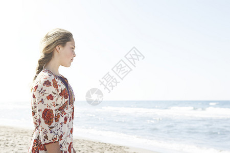 女孩站在海边望着大海图片