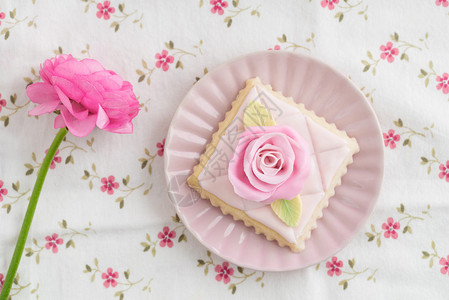 装饰和盛装的玫瑰糖饼干盘子图片