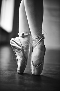 芭蕾舞鞋女的脚平衡图片