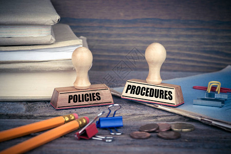 政策和程序的概念办公室办公桌上的橡皮图章商图片