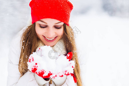 女孩手里拿着雪图片
