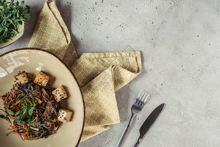 灰色桌面上用向日葵发芽种子装饰的豆腐和蔬菜图片