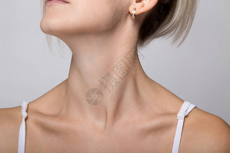 灰色背景下的女下巴和颈部背景图片