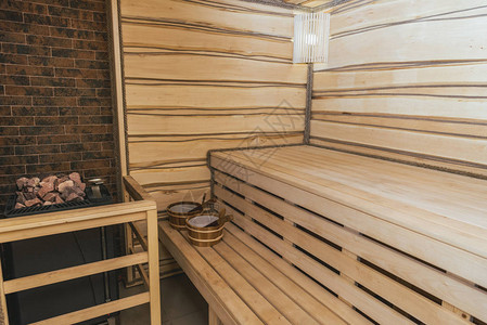 现代木制芬兰桑拿浴室的内部图片