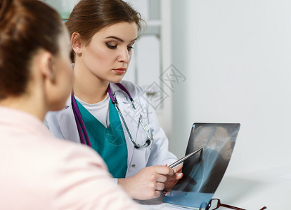 忧心忡的女医生指着锁骨的X光照片解释诊断耐心听取建议放射科医师或创图片