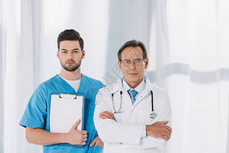 男护士和医生站着看相机背景图片
