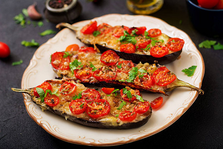 意大利草药烤茄子和西红柿背景图片